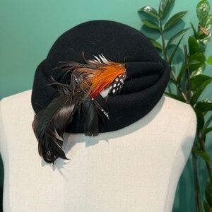 Vintage wool felt hat with feather and pin detail